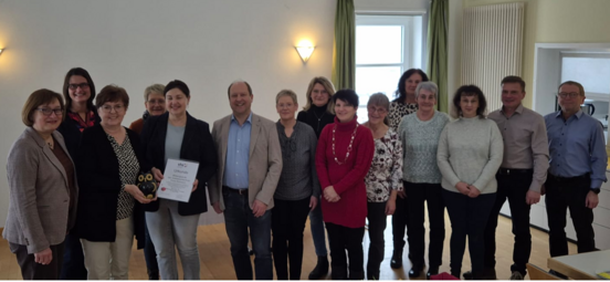 Die Verleihung der Bildungseule an das Team der Bibliothek im Alten Torhaus (von links): 3. Vorsitzende Susanne Daum, Leiterin Annegret Kestler, Mathilde Grüdl, Vorsitzende Angela Hofmann (5. von links), 2. Vorsitzender Ralf Völk (6. von links) mit dem Team der Preisträger-Bibliothek und Bürgermeister Frank Jakob (2. von rechts).